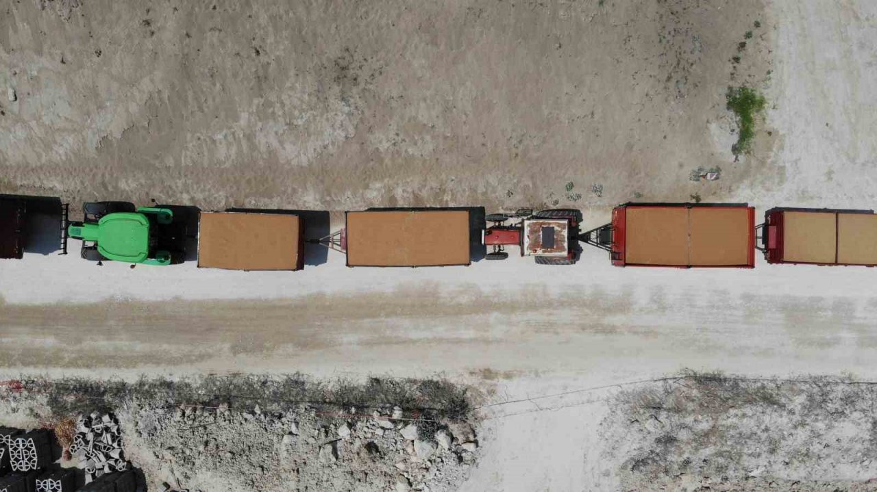 Uzun traktör kuyruğu oluşturan çiftçiler, kavurucu sıcağın altında ürünlerini satmayı sürdürüyor