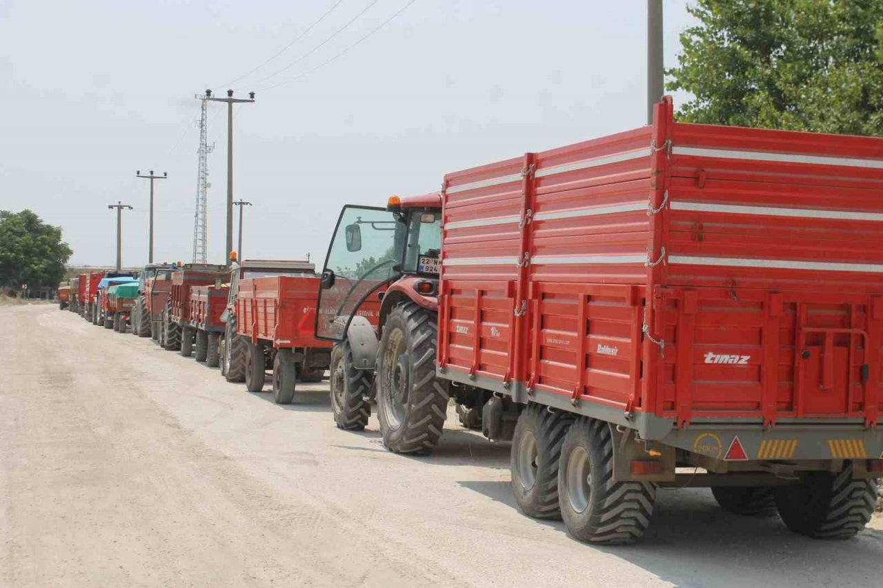 Uzun traktör kuyruğu oluşturan çiftçiler, kavurucu sıcağın altında ürünlerini satmayı sürdürüyor