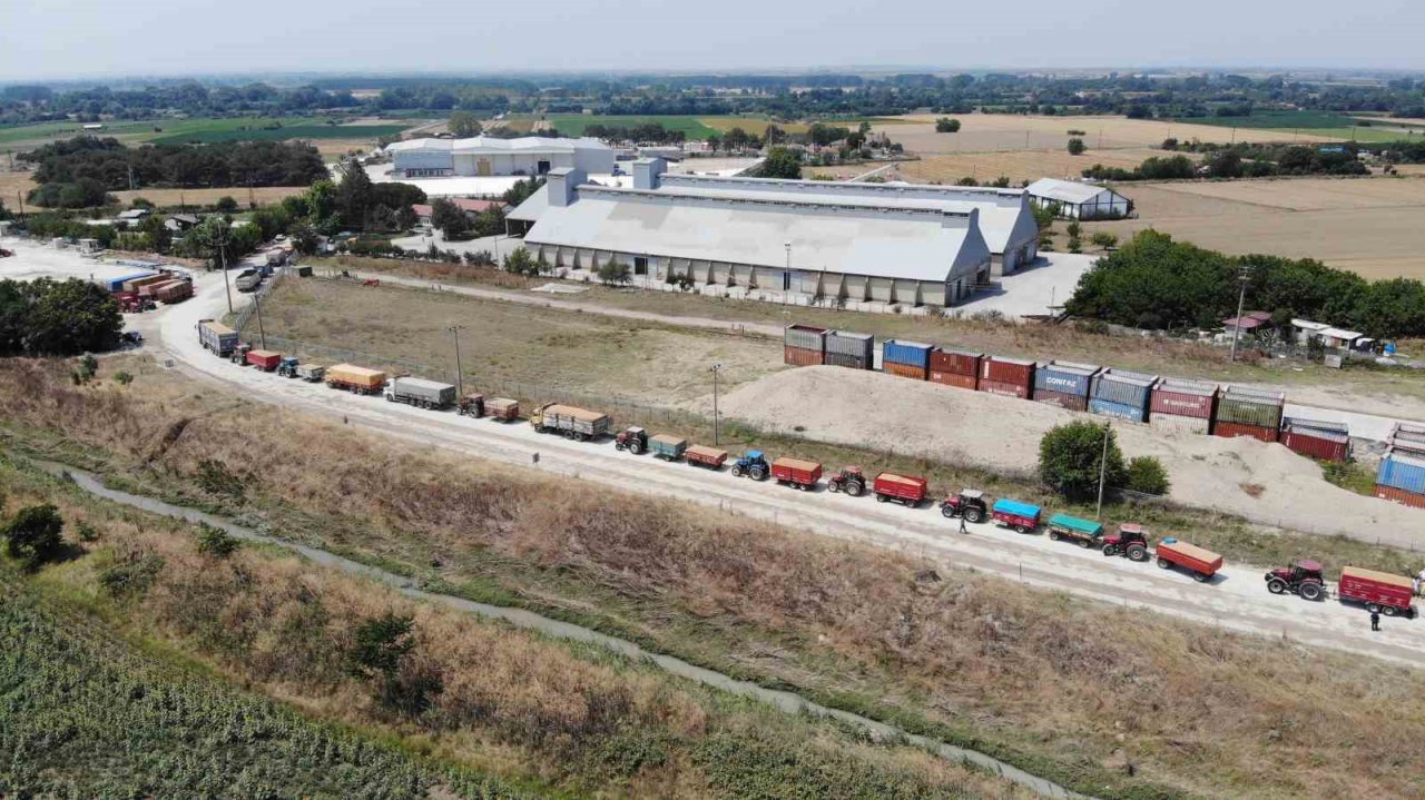 Uzun traktör kuyruğu oluşturan çiftçiler, kavurucu sıcağın altında ürünlerini satmayı sürdürüyor