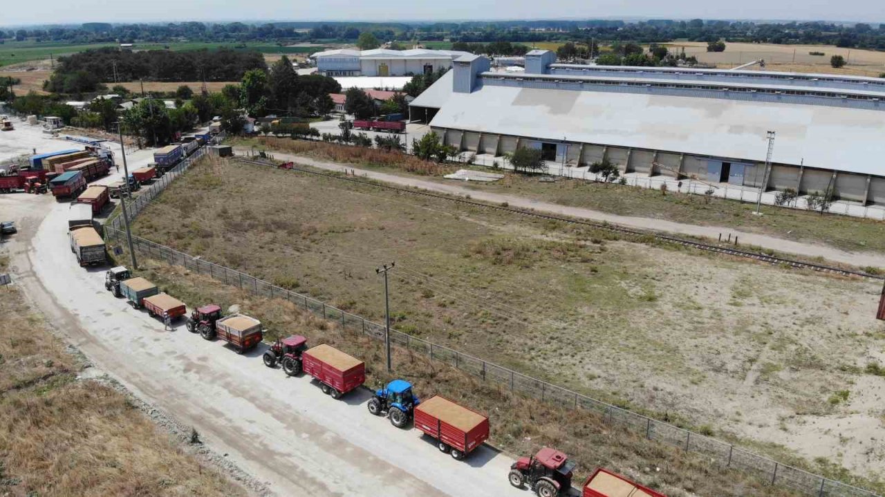 Uzun traktör kuyruğu oluşturan çiftçiler, kavurucu sıcağın altında ürünlerini satmayı sürdürüyor