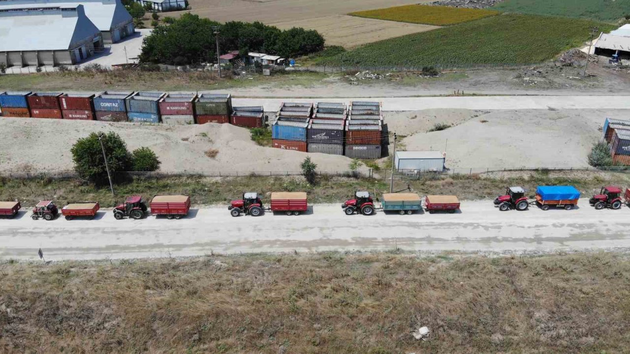 Uzun traktör kuyruğu oluşturan çiftçiler, kavurucu sıcağın altında ürünlerini satmayı sürdürüyor