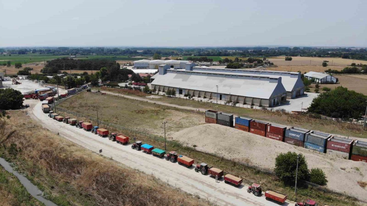 Uzun traktör kuyruğu oluşturan çiftçiler, kavurucu sıcağın altında ürünlerini satmayı sürdürüyor