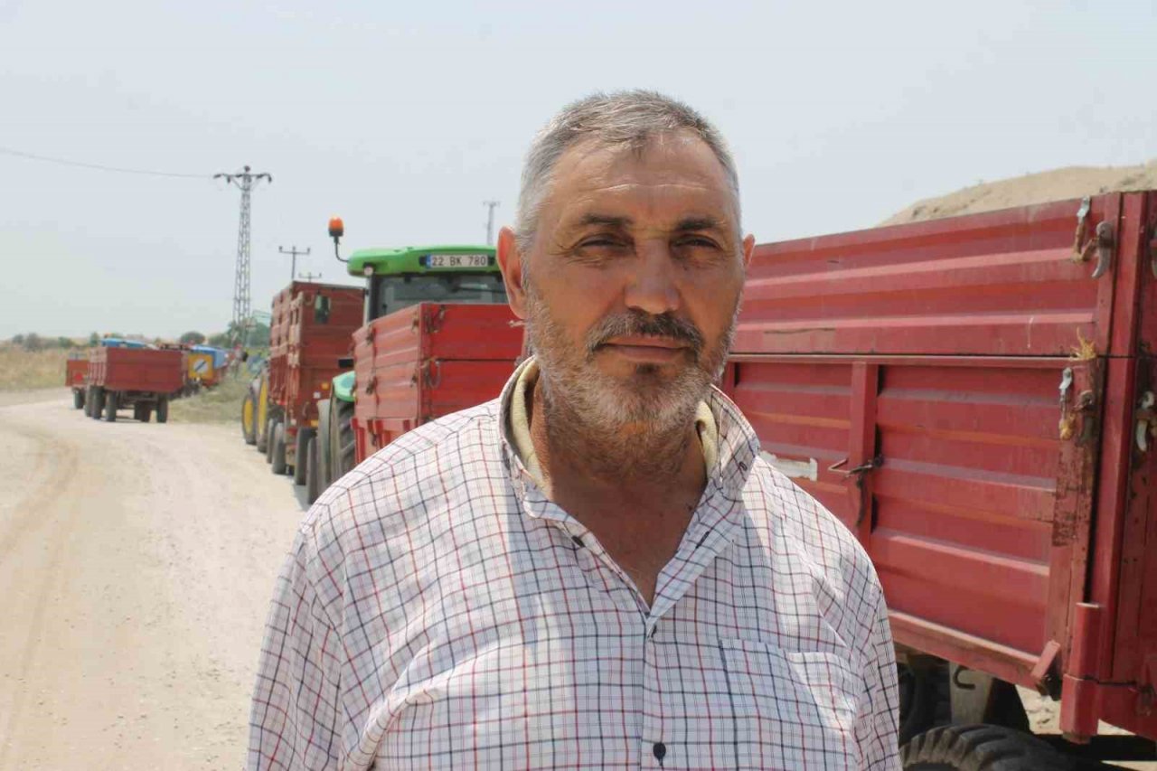 Uzun traktör kuyruğu oluşturan çiftçiler, kavurucu sıcağın altında ürünlerini satmayı sürdürüyor