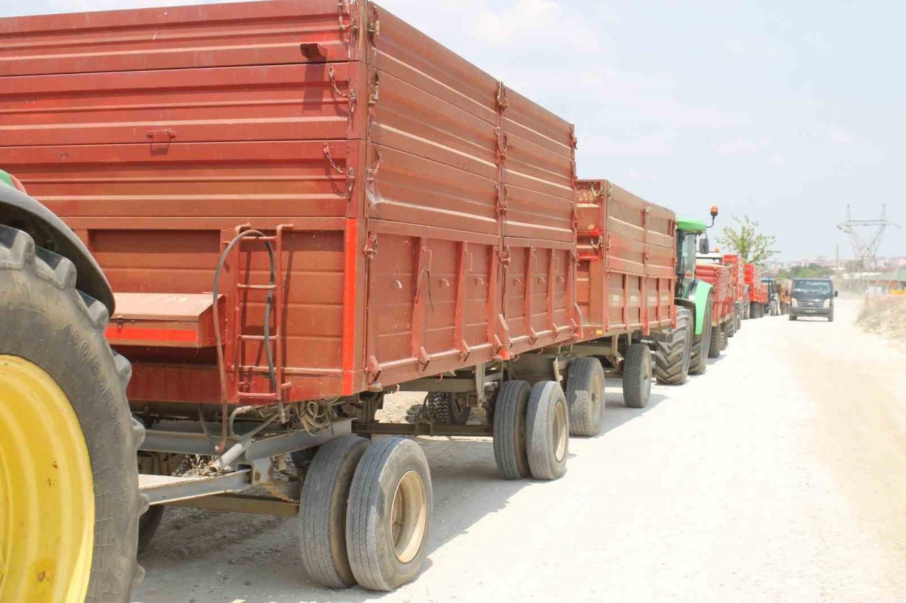 Uzun traktör kuyruğu oluşturan çiftçiler, kavurucu sıcağın altında ürünlerini satmayı sürdürüyor