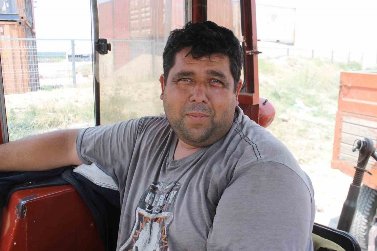 Uzun traktör kuyruğu oluşturan çiftçiler, kavurucu sıcağın altında ürünlerini satmayı sürdürüyor