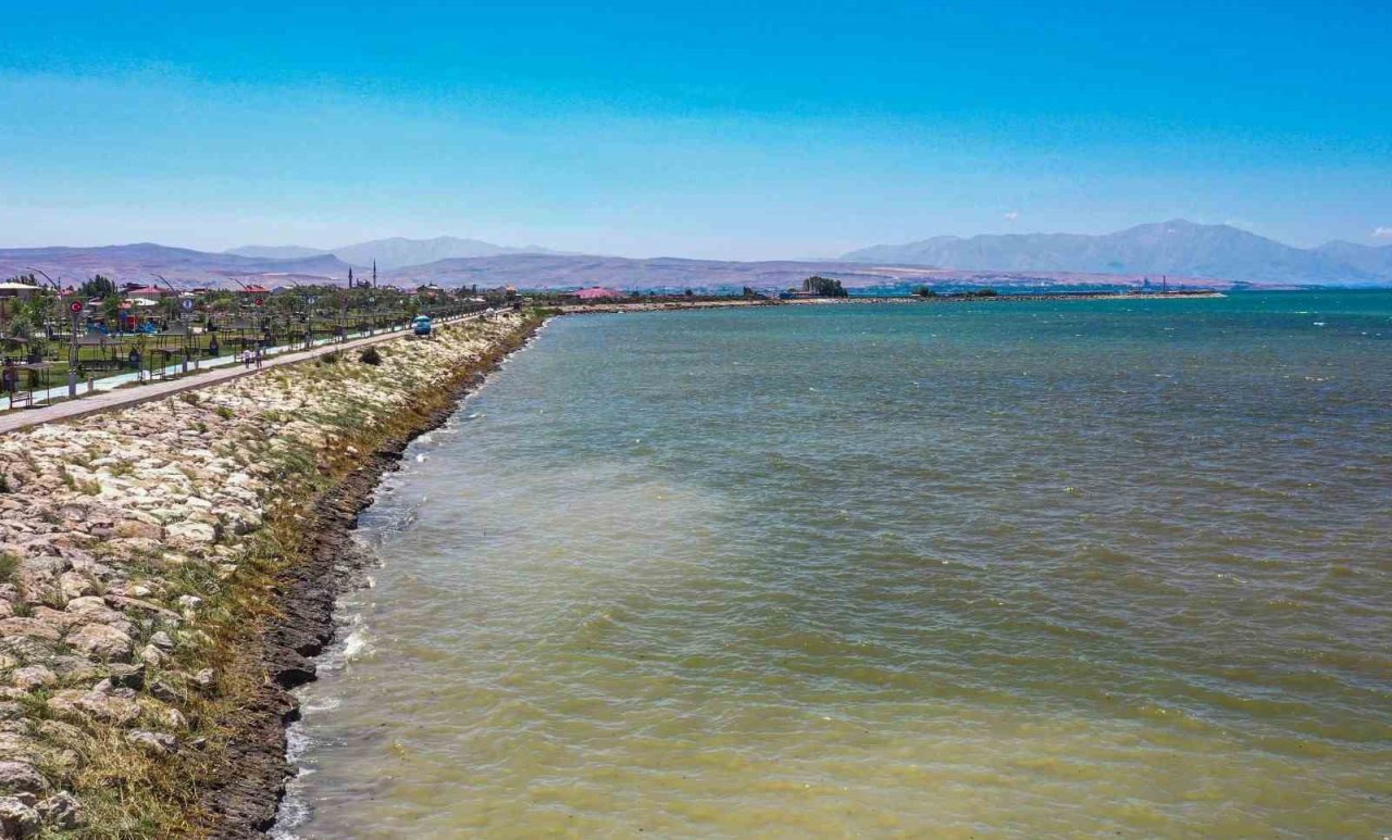 Van Gölü’nden 1 milyon 110 bin metreküp dip çamuru çıkarıldı