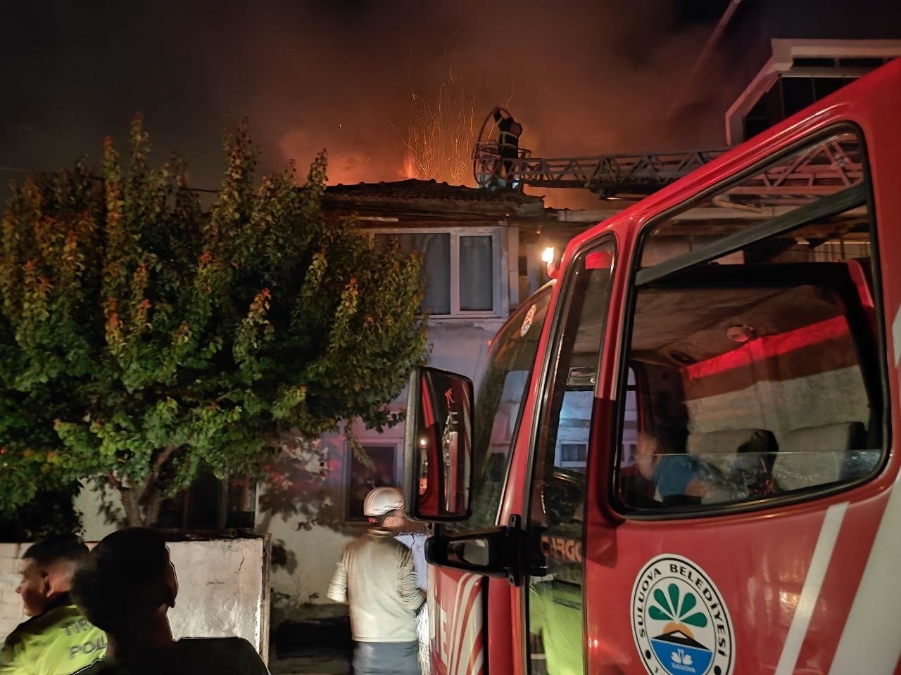 Suluova’da iki katlı ev alevlere teslim oldu