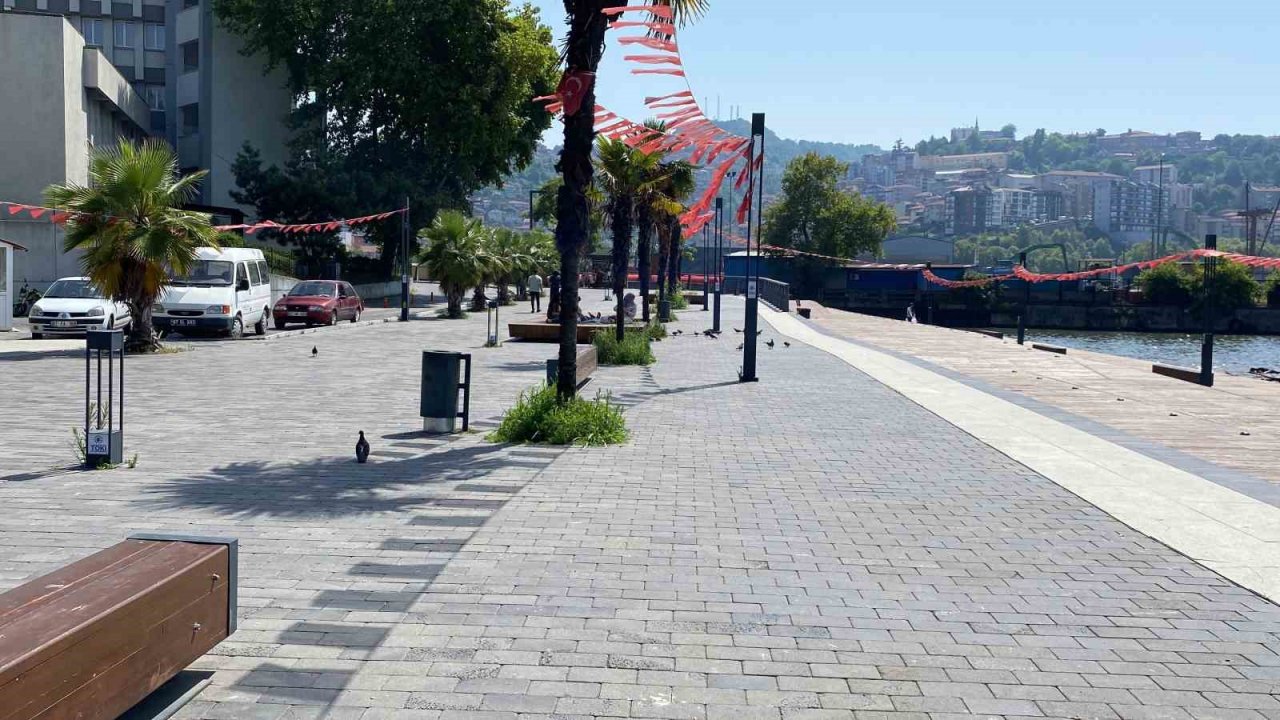 Zonguldak’ta vatandaşlar gölgelik alanlara kaçtı