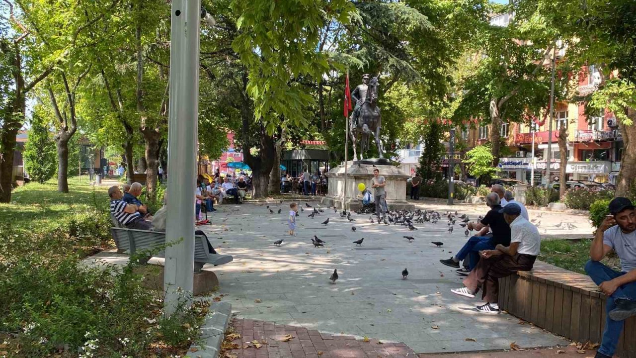 Zonguldak’ta vatandaşlar gölgelik alanlara kaçtı