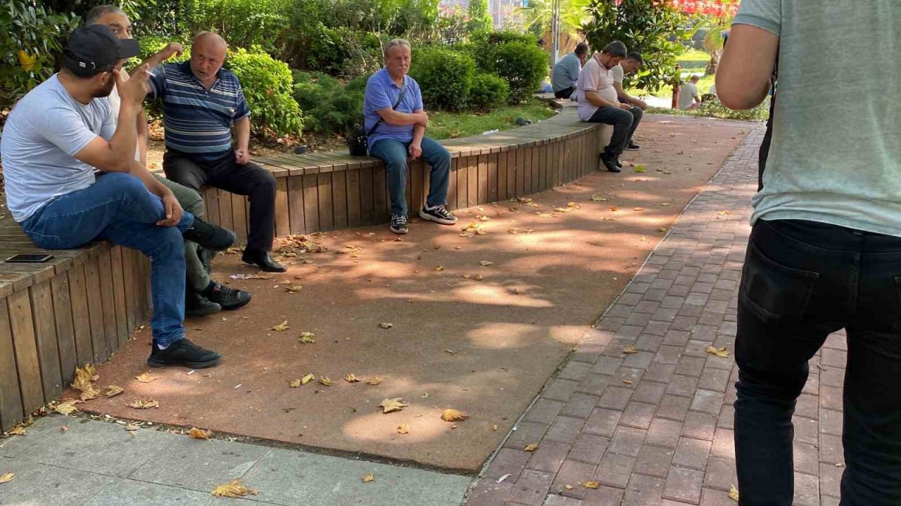 Zonguldak’ta vatandaşlar gölgelik alanlara kaçtı