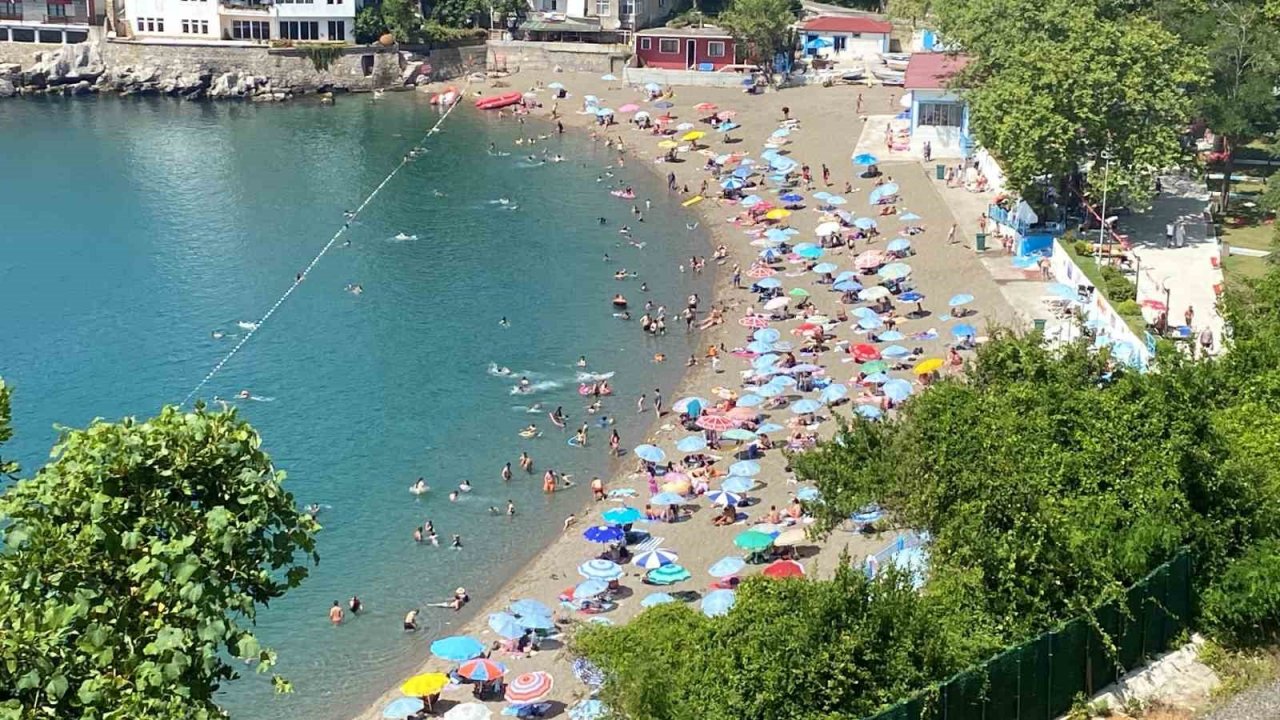 Zonguldak’ta vatandaşlar gölgelik alanlara kaçtı