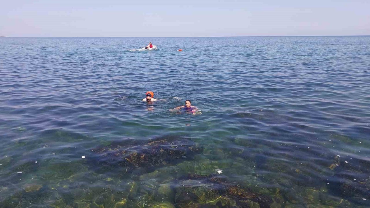 15 Temmuz için Karadeniz’de 4 kilometre boyunca yüzdüler