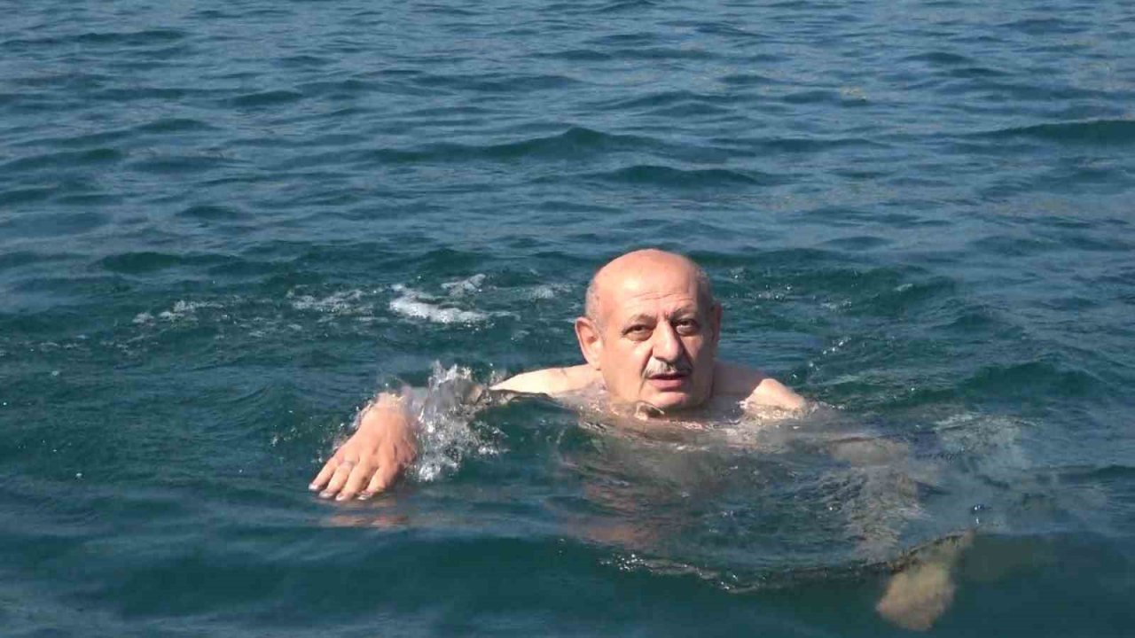 15 Temmuz için Karadeniz’de 4 kilometre boyunca yüzdüler