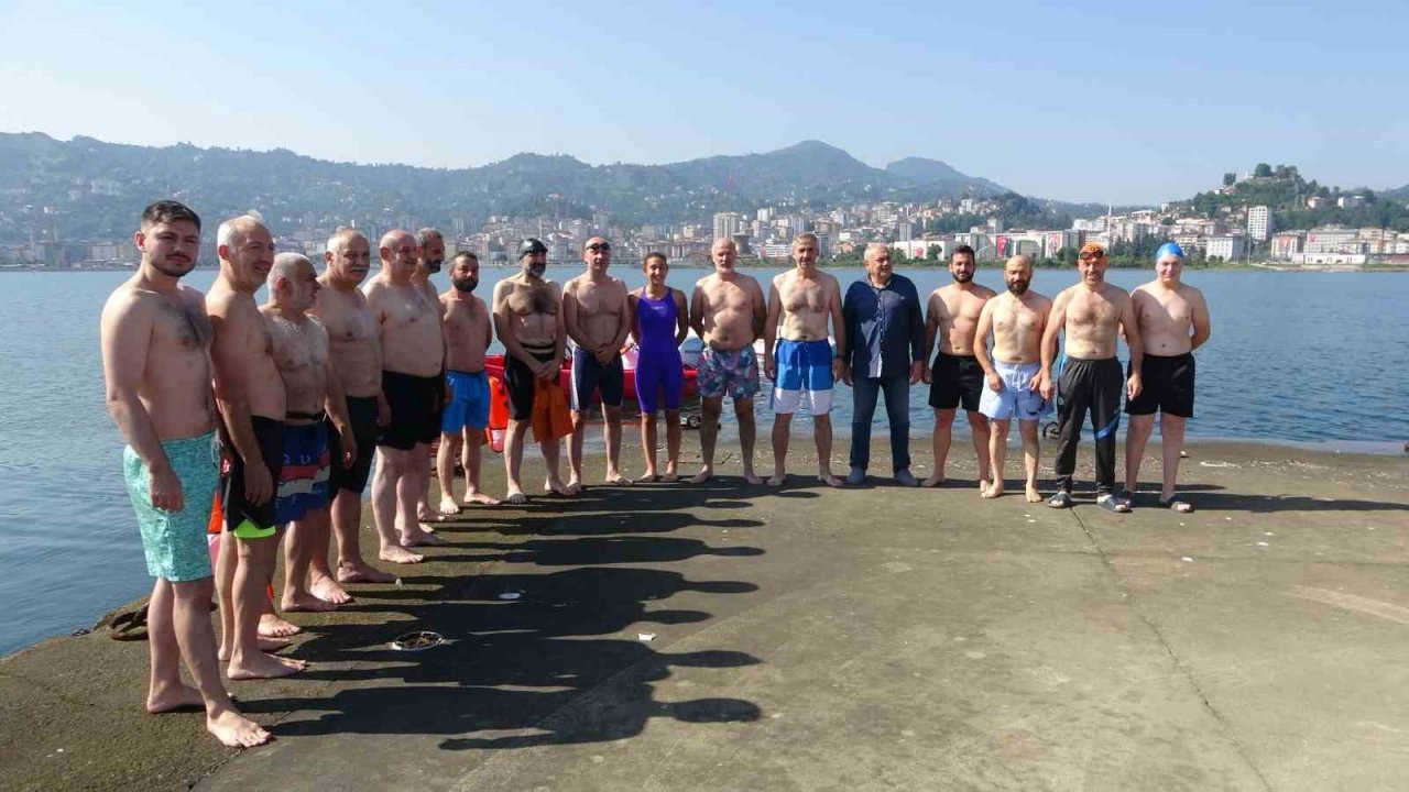 15 Temmuz için Karadeniz’de 4 kilometre boyunca yüzdüler