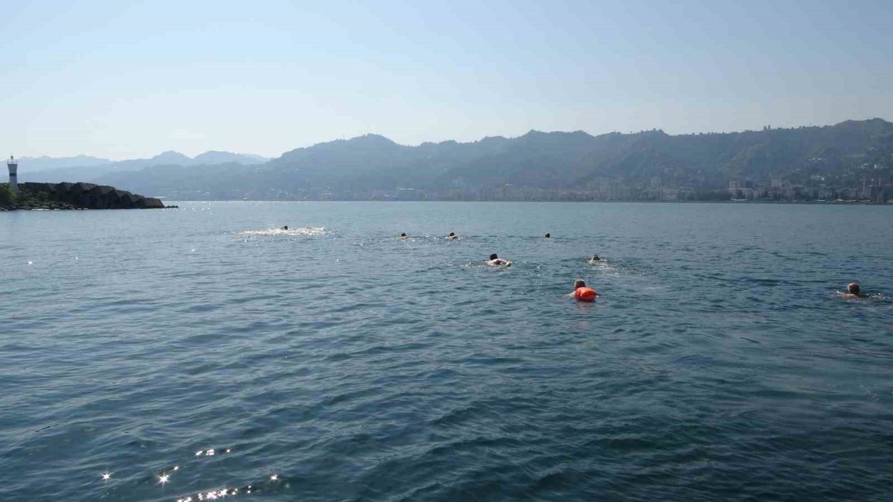 15 Temmuz için Karadeniz’de 4 kilometre boyunca yüzdüler