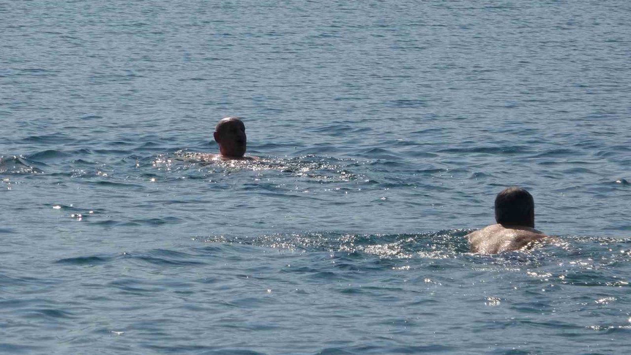 15 Temmuz için Karadeniz’de 4 kilometre boyunca yüzdüler