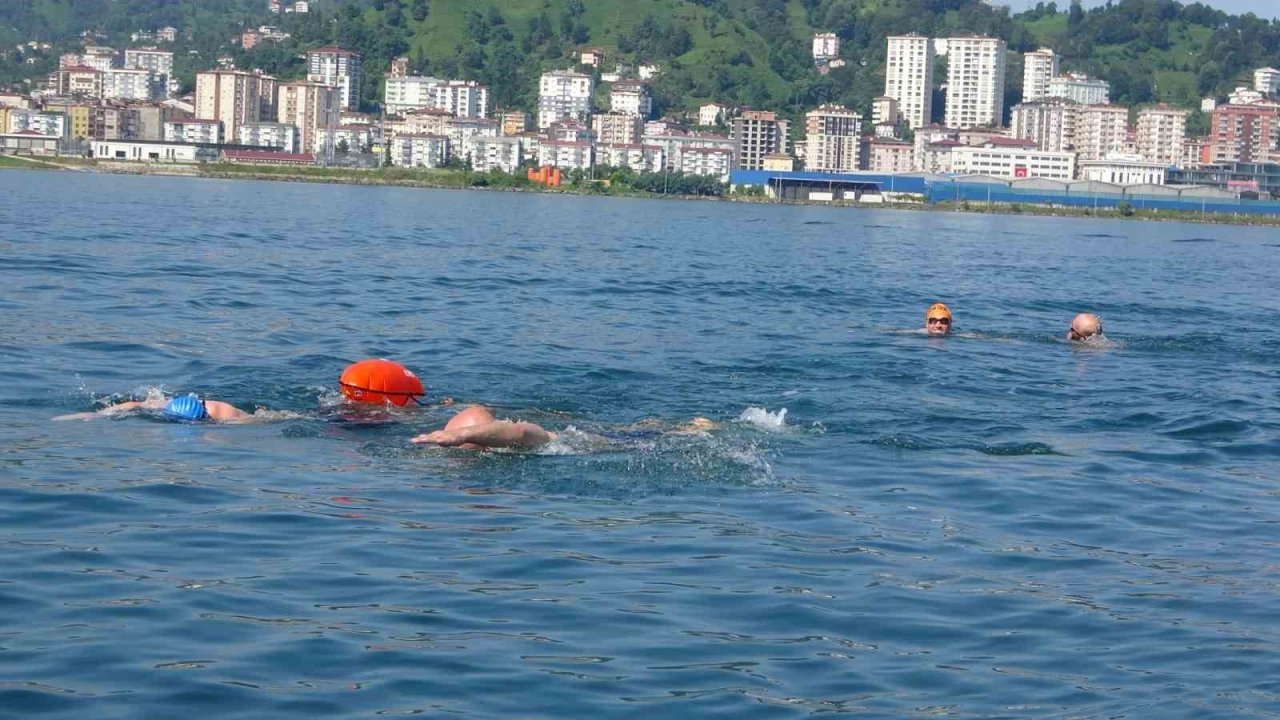 15 Temmuz için Karadeniz’de 4 kilometre boyunca yüzdüler