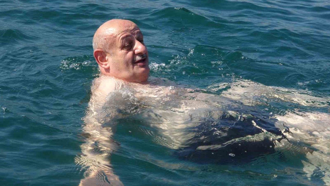 15 Temmuz için Karadeniz’de 4 kilometre boyunca yüzdüler