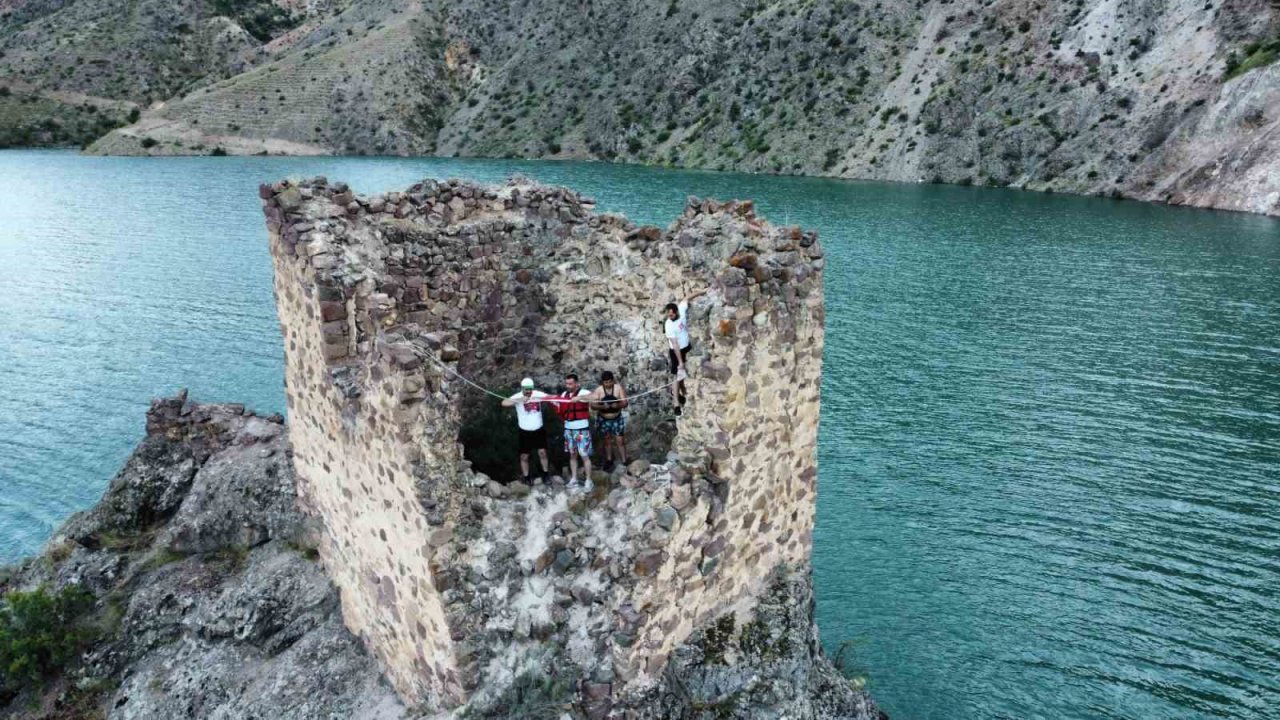 15 Temmuz anısına sular altında kalan kaleye Türk bayrağı asıldı