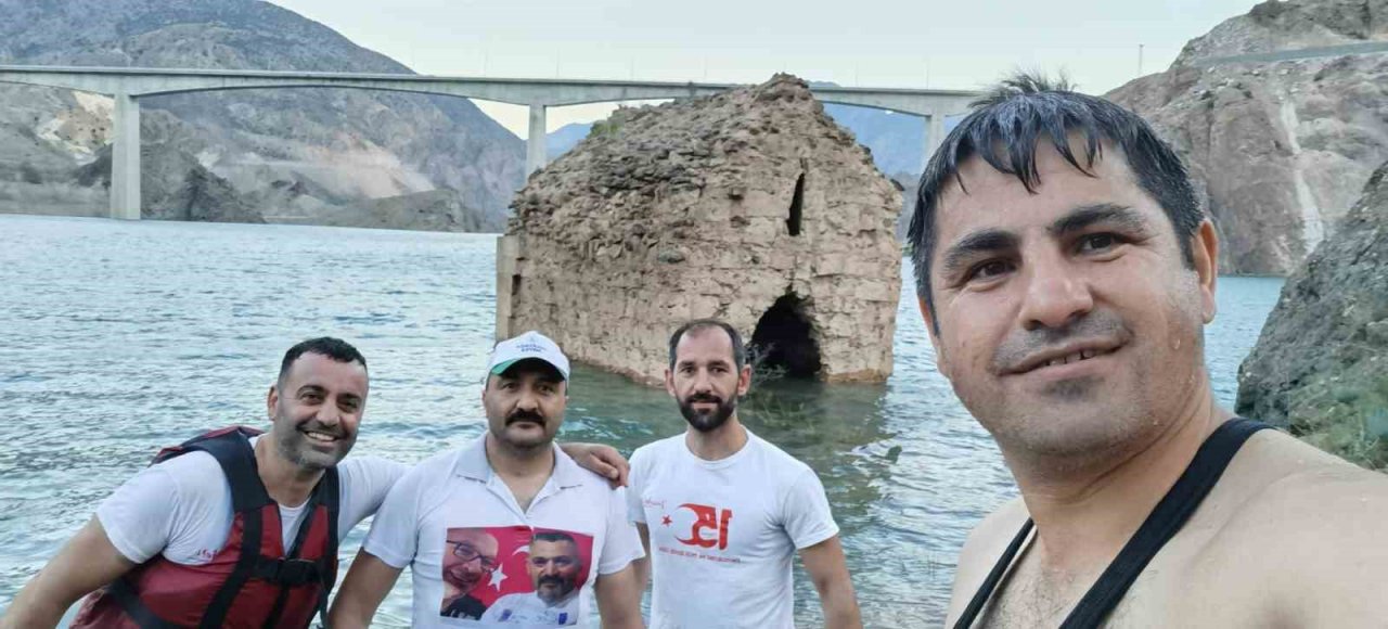 15 Temmuz anısına sular altında kalan kaleye Türk bayrağı asıldı