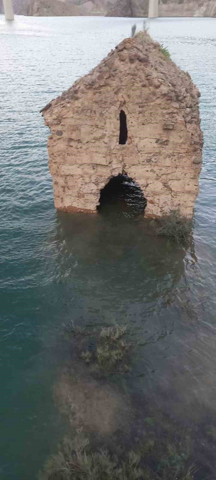 15 Temmuz anısına sular altında kalan kaleye Türk bayrağı asıldı