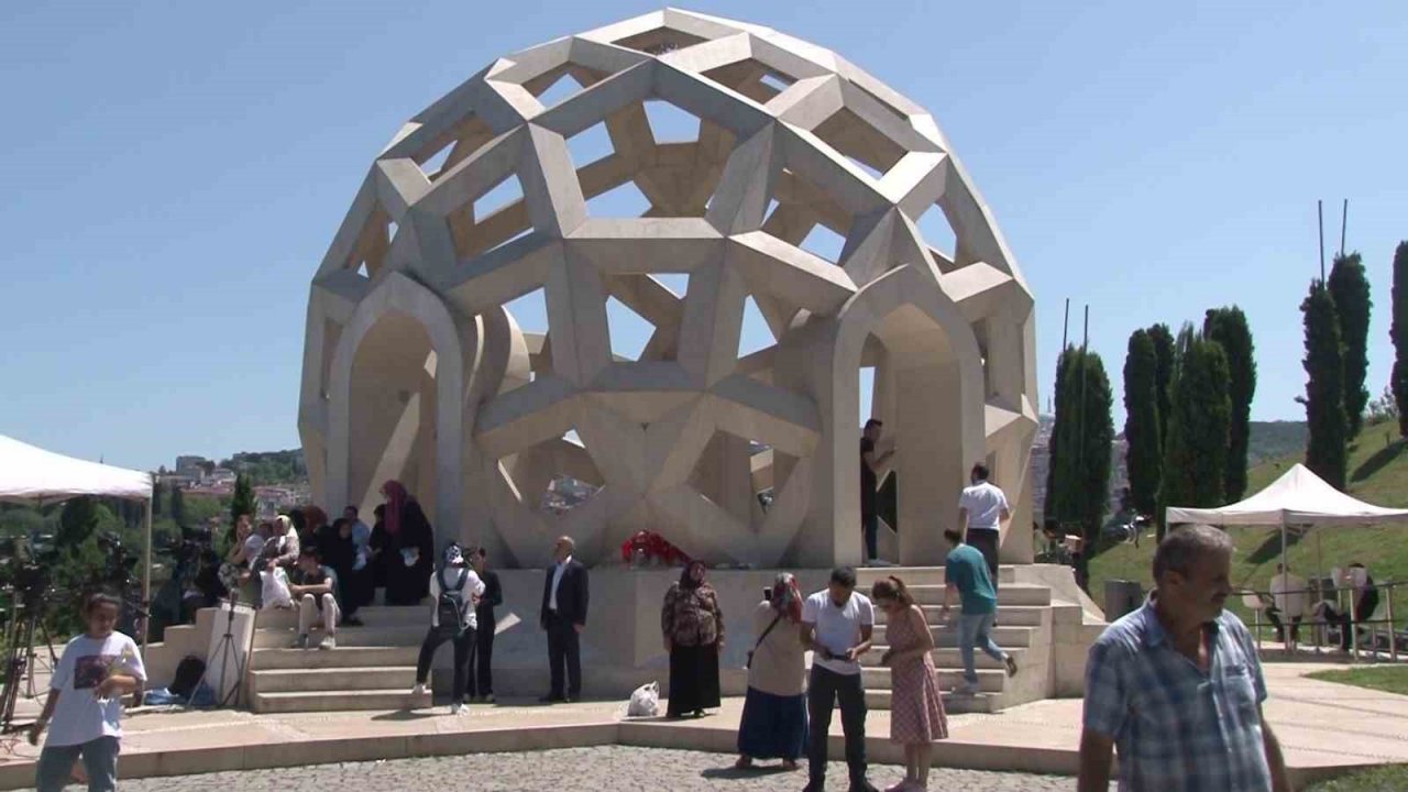 15 Temmuz günü vatandaştan 15 Temmuz Şehitler Anıtı’na yoğun ilgi