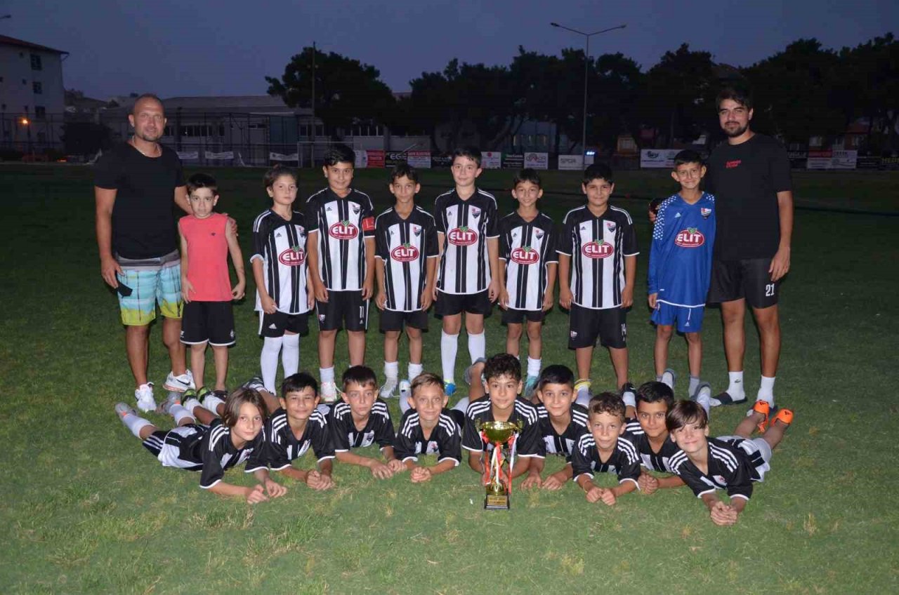 Kırkağaç Acar İdman Yurdu U-11 takımı namağlup şampiyon