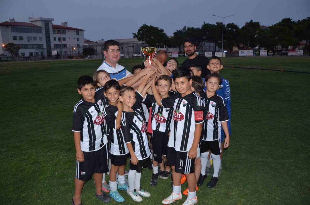 Kırkağaç Acar İdman Yurdu U-11 takımı namağlup şampiyon