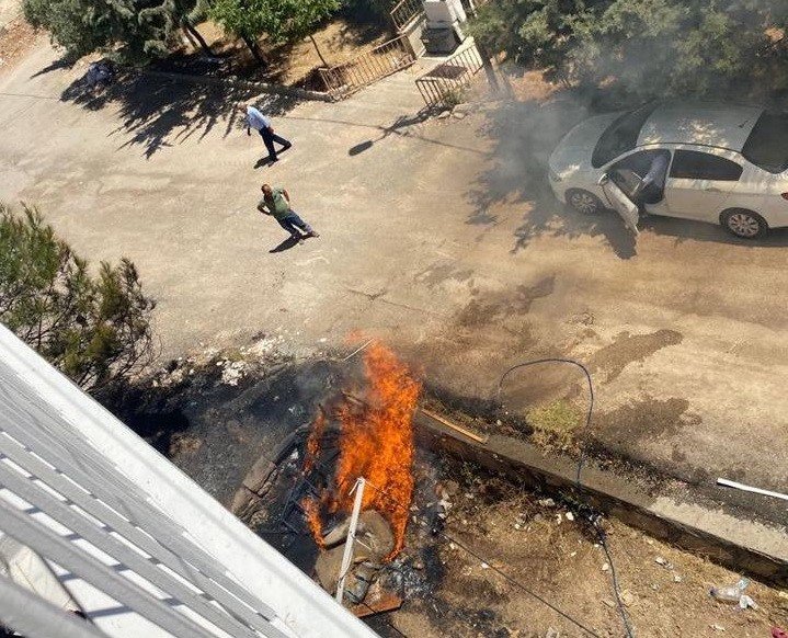 Site bahçesinde çıkan yangın korkuttu