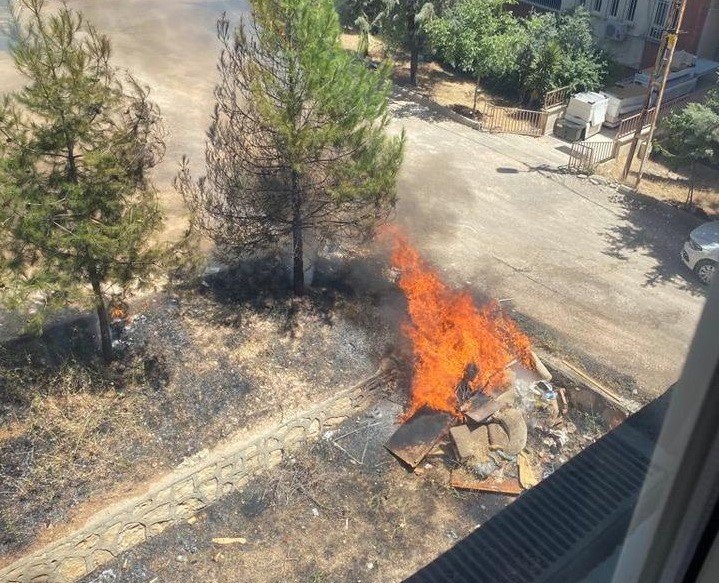 Site bahçesinde çıkan yangın korkuttu