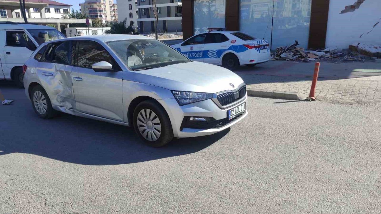 Otomobil ile motosiklet çarpıştı: 1 yaralı