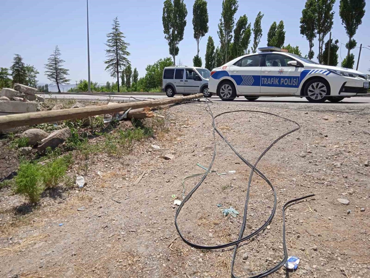 Telefon direğini yıkıp şarampolden aşağı düşen otomobilde 4 kişi yaralandı