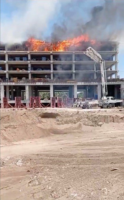 Otel inşaatının kalıpları alev alev yandı, devreye helikopter girdi
