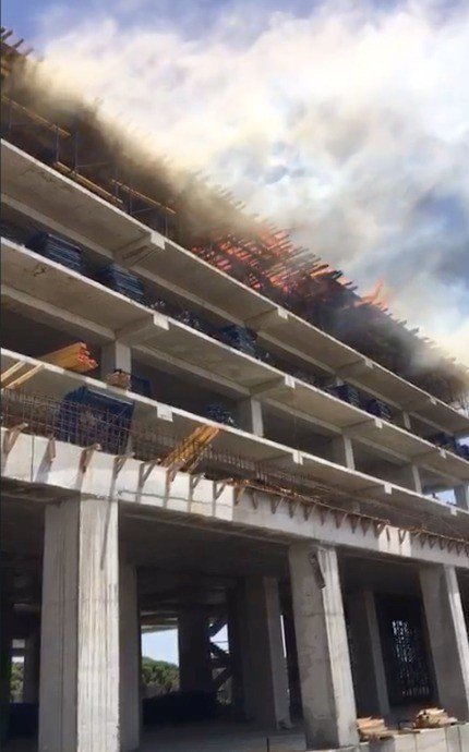 Otel inşaatının kalıpları alev alev yandı, devreye helikopter girdi