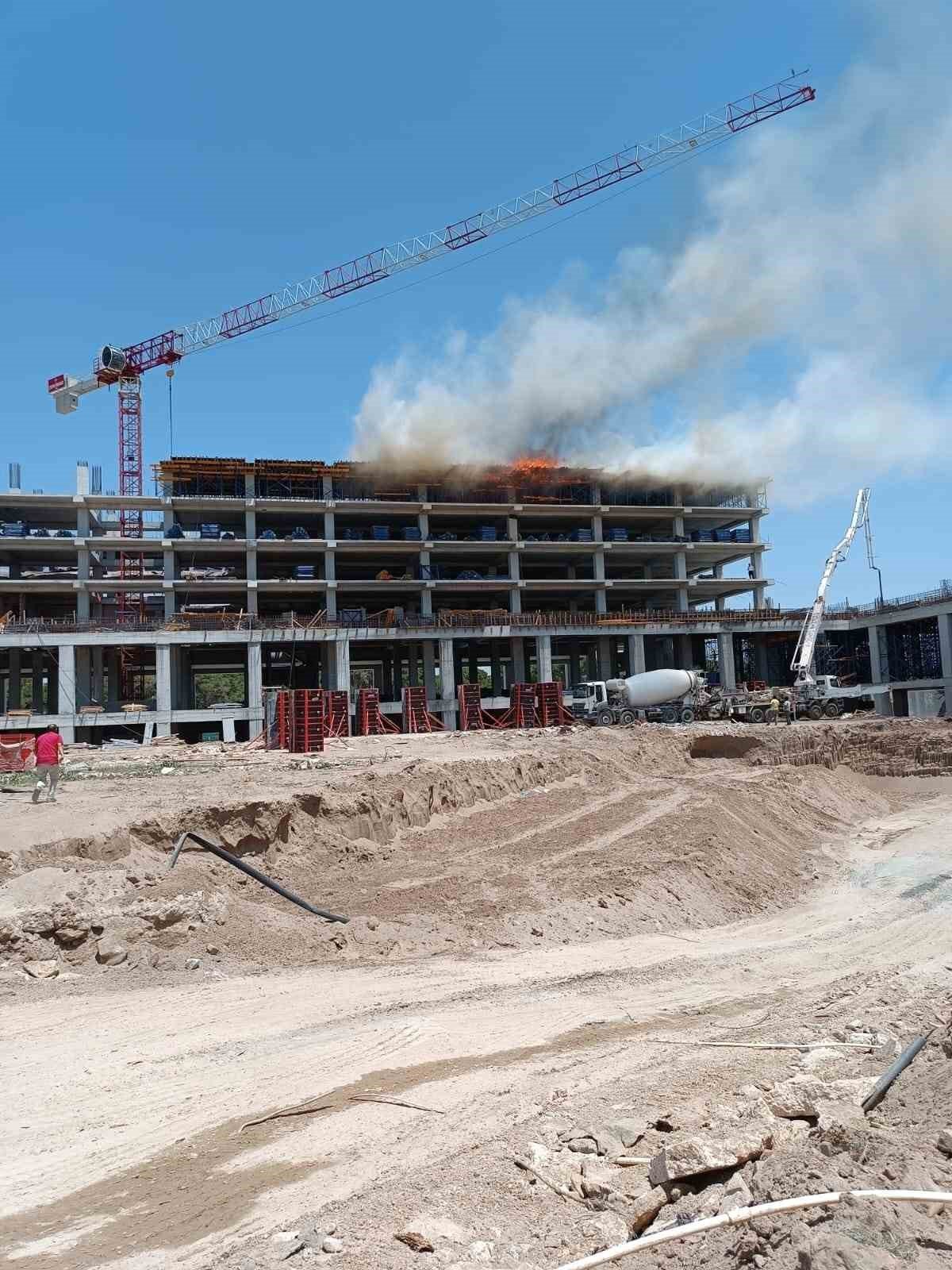 Otel inşaatının kalıpları alev alev yandı, devreye helikopter girdi