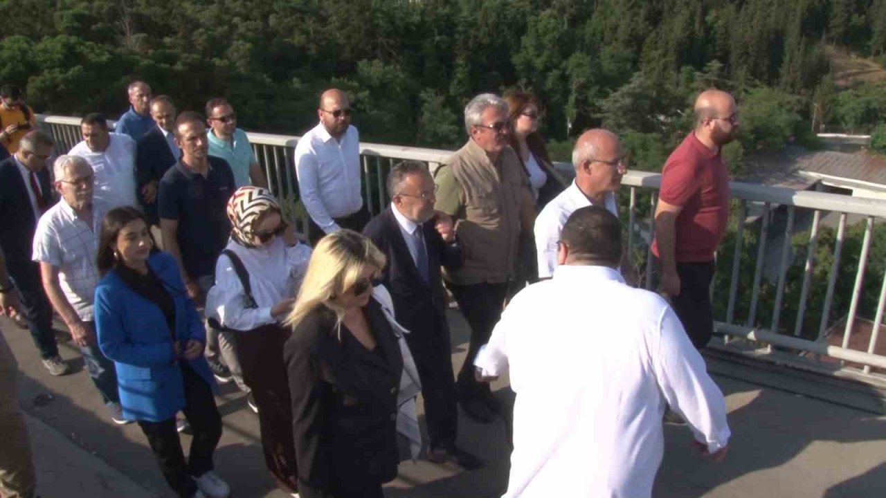 Darbenin 7’nci yılında dev Türk bayrağı 15 Temmuz Şehitler Köprüsü’ne asıldı