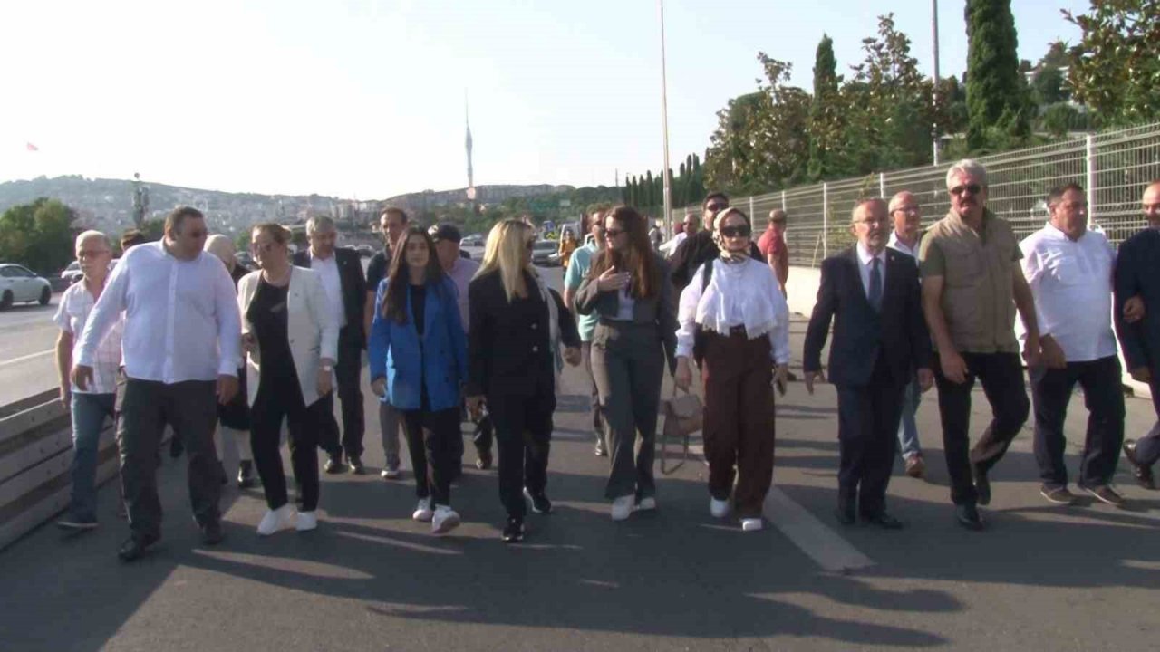 Darbenin 7’nci yılında dev Türk bayrağı 15 Temmuz Şehitler Köprüsü’ne asıldı