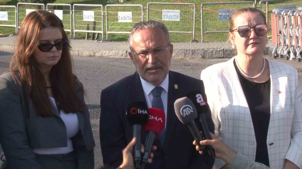 Darbenin 7’nci yılında dev Türk bayrağı 15 Temmuz Şehitler Köprüsü’ne asıldı