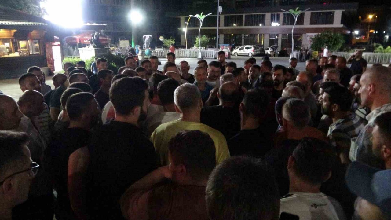 Rize’de başkanları gözaltına alınan minibüsçüler eylem yaptı