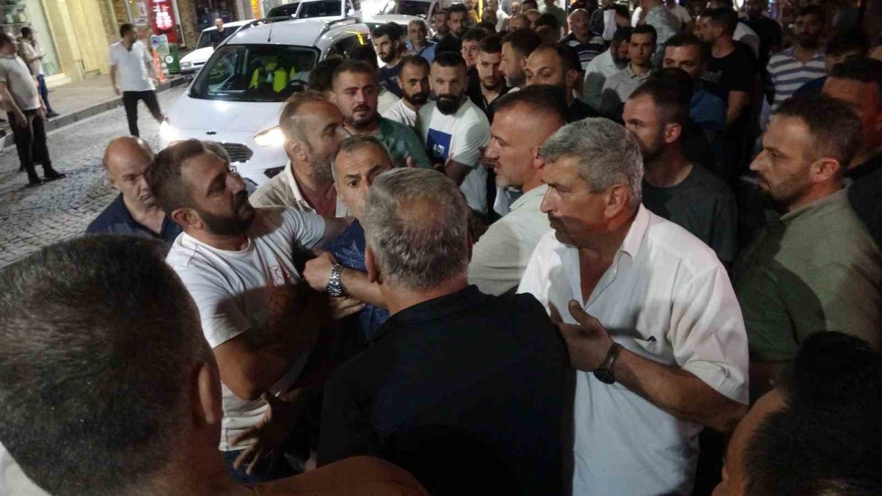 Rize’de başkanları gözaltına alınan minibüsçüler eylem yaptı