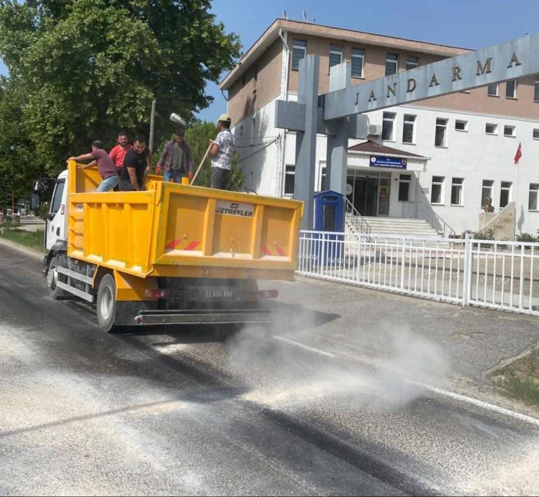 Edirne’de mucur asfalt sıcaktan eridi