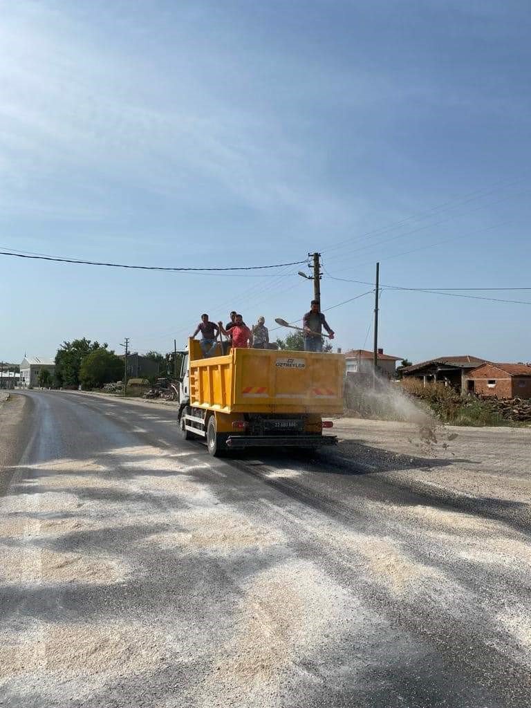 Edirne’de mucur asfalt sıcaktan eridi