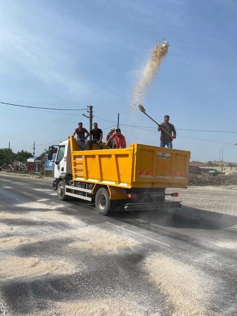 Edirne’de mucur asfalt sıcaktan eridi