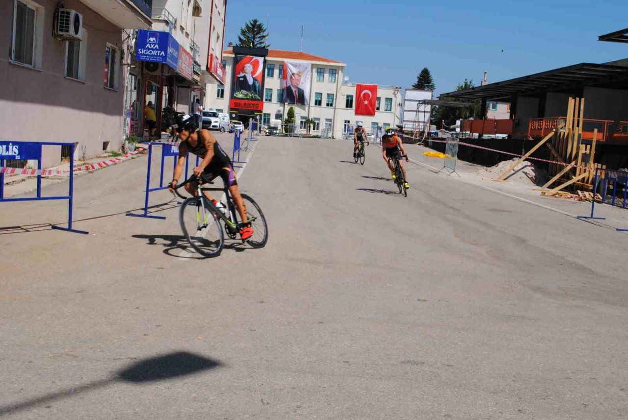 Triatlon yarışlarında bisikletten düşen kadın sporcu gözyaşlarına boğuldu