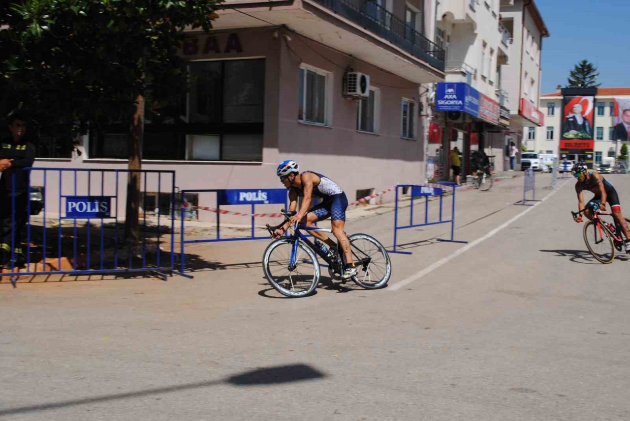 Triatlon yarışlarında bisikletten düşen kadın sporcu gözyaşlarına boğuldu