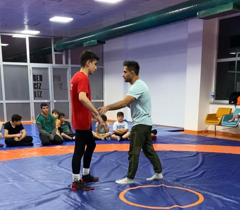 Bozüyük Belediyesi’nden güreş kursu