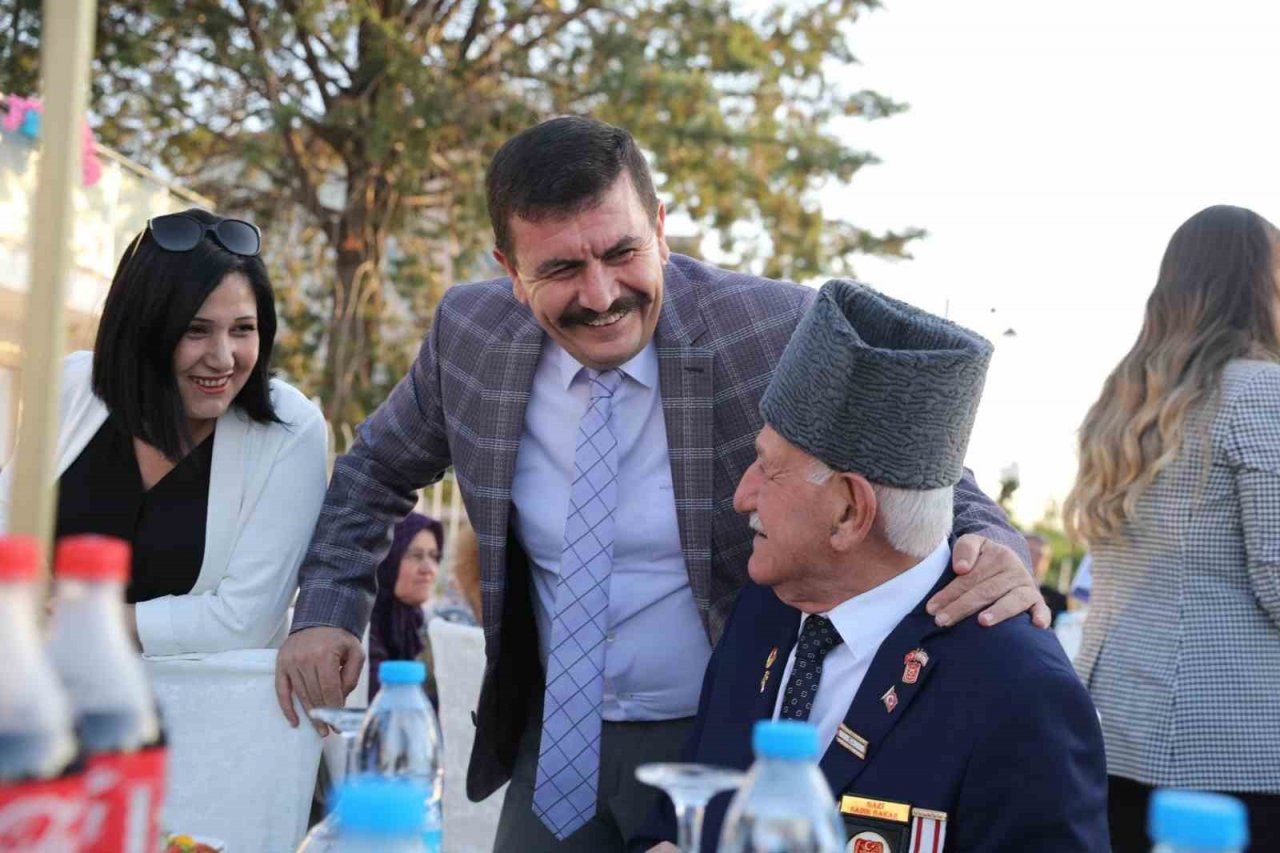 Burdur protokolü şehit aileleri ve gaziler ile yemekte bir araya geldi