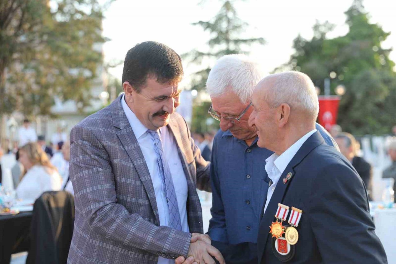 Burdur protokolü şehit aileleri ve gaziler ile yemekte bir araya geldi