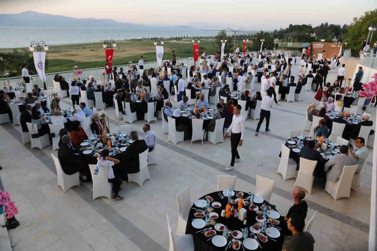 Burdur protokolü şehit aileleri ve gaziler ile yemekte bir araya geldi