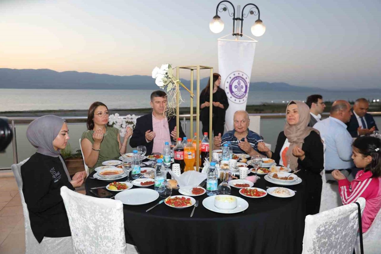 Burdur protokolü şehit aileleri ve gaziler ile yemekte bir araya geldi